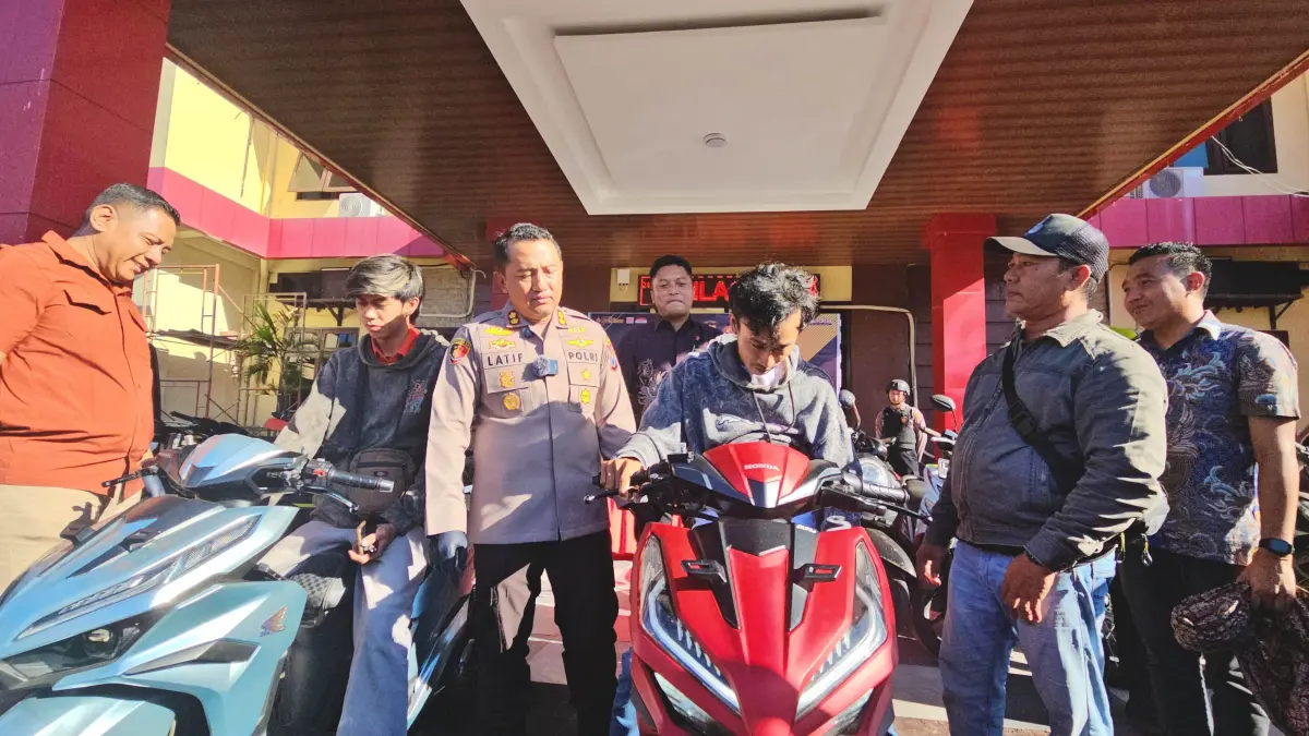 ANTENSI: Kapolres Probolinggo AKBP M. Wahyudin Latif menunjukkan barang bukti motor hasil curas dan curanmor di Mapolres Probolinggo. (Foto: Polres Probolinggo For Jawa Pos Radar Bromo)