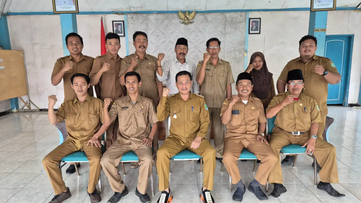 BANTUAN PUSAT: Kades Mlaten Abdillah menunjukkan program ketahanan pangan berupa budi daya ayam petelur. (Foto: Fahrizal Firmani/Jawa Pos Radar Bromo)