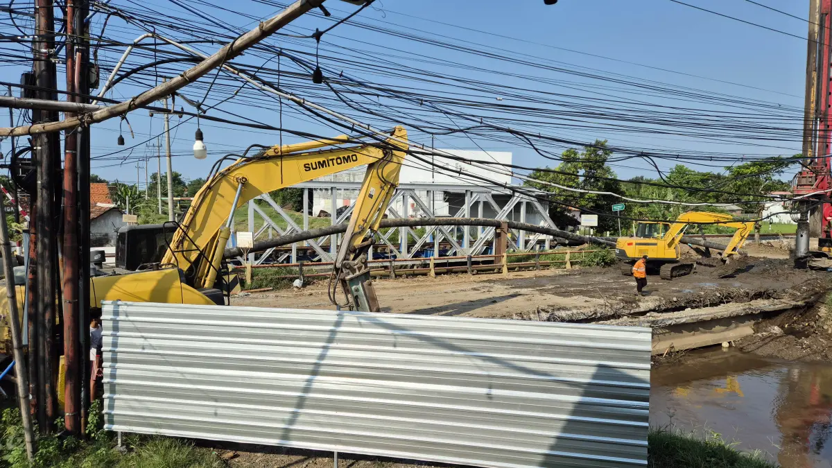 BANYAK RINTANGAN: Kabel utilitas yang berada di jembatan bookwedi. Proses pembongkaran masih dilakukan dan Mei harus rampung. (Foto: Fahrizal Firmani/Jawa Pos Radar Bromo)