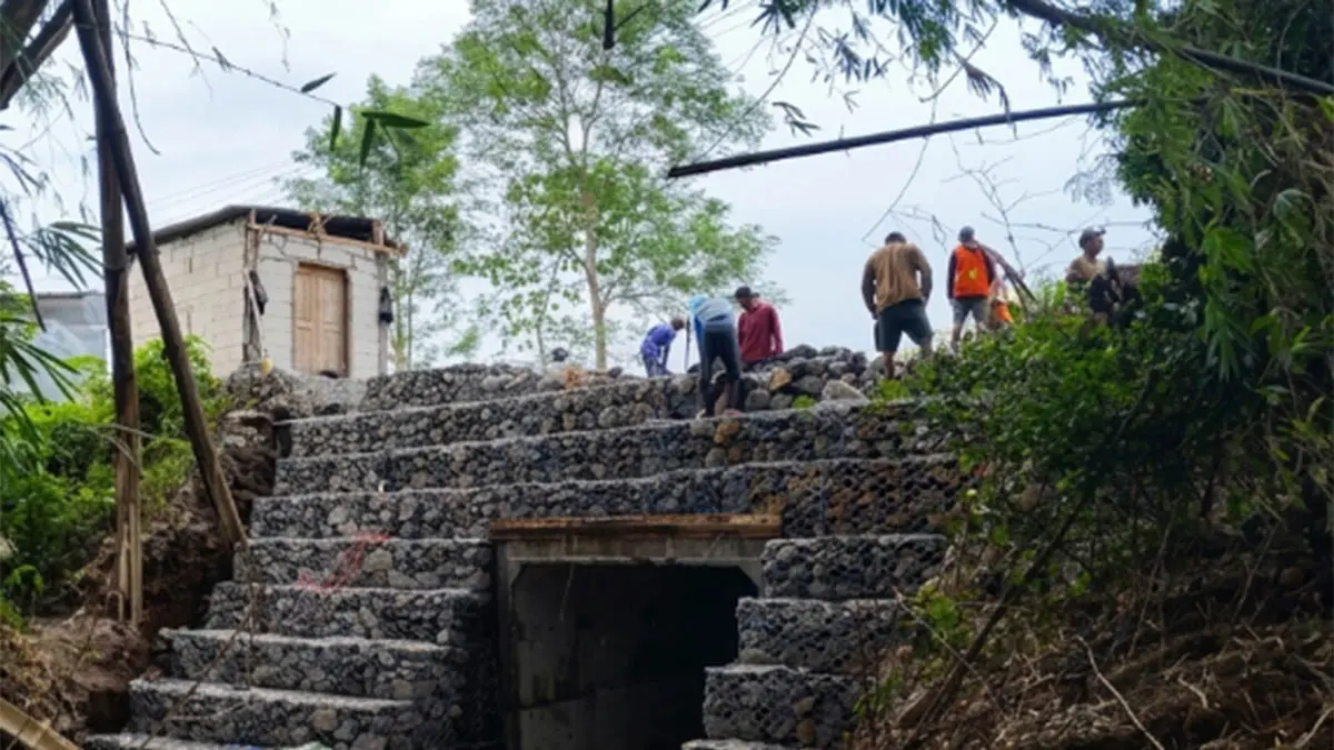 Bronjong serta pemasangan box culvert sebagai struktur utama penahan dan pengatur aliran air telah selesai dikerjakan. (Foto: Agus Faiz Musleh/Jawa Pos Radar Bromo)
