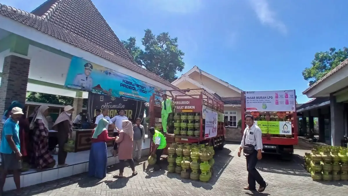 DEMI DAPUR: Masyarakat antre pembelian gas elpiji di Kecamatan Kotaanyar beberapa waktu lalu. (Foto: Agus Faiz Musleh/Jawa Pos Radar Bromo)