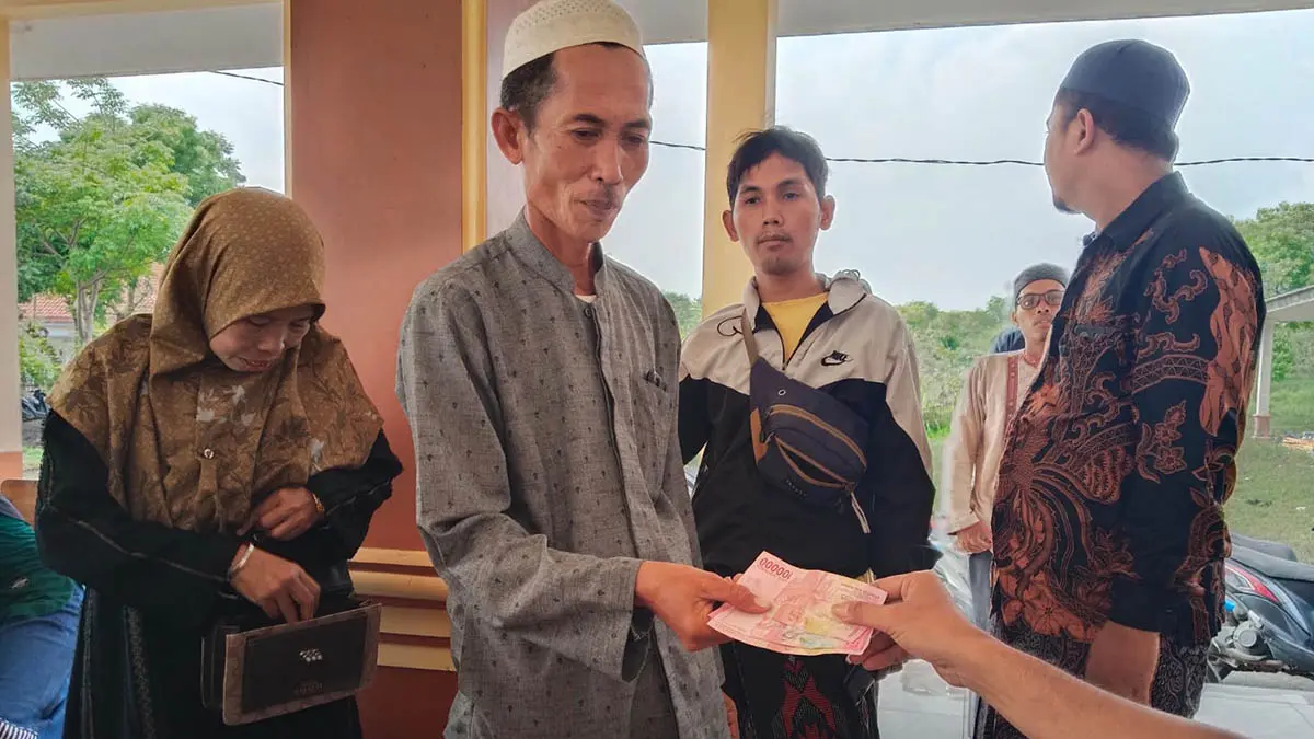 DEMI PENDIDIKAN: Salah satu guru madin menerima honor yang rutin diberikan tiap bulan. (Foto: Pemdes Watuprapat for Jawa Pos Radar Bromo)