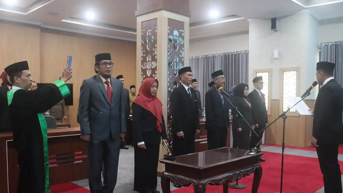 DI BAWAH SUMPAH: Bupati Probolinggo Mohammad Haris dalam pelantikan dan pengambilan sumpah/janji pejabat eselon III dan IV, Senin (27/4). (Foto: Agus Faiz Musleh/Jawa Pos Radar Bromo)