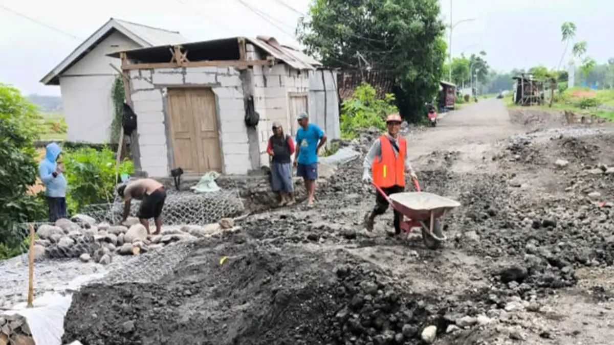 DIKEBUT: Pengerjaan pembangunan jalan di Desa Sumbercenteng yang sudah hampir selesai. Saat ini progresnya 90 persen. (Foto: Agus Faiz Musleh/Jawa Pos Radar Bromo)