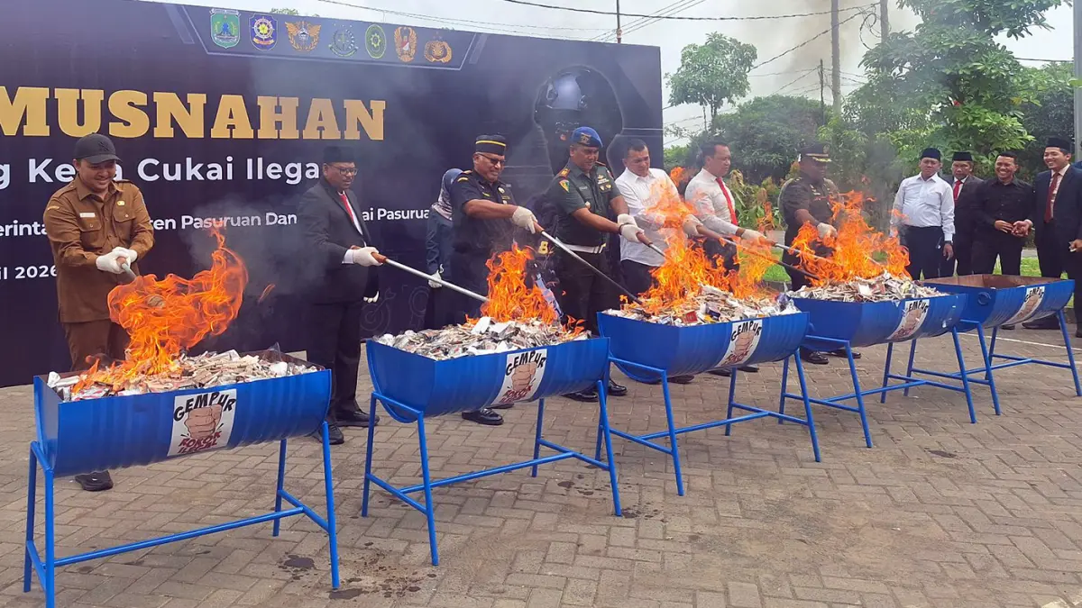 DIMUSNAHKAN: Pemusnahan barang kena cukai (BKC) ilegal oleh Pemkab Pasuruan bersama Bea Cukai Pasuruan, kemarin (27/4) di halaman kompleks perkantoran Pemkab Pasuruan di Desa Raci, Bangil. (M Busthomi/ Radar Bromo)