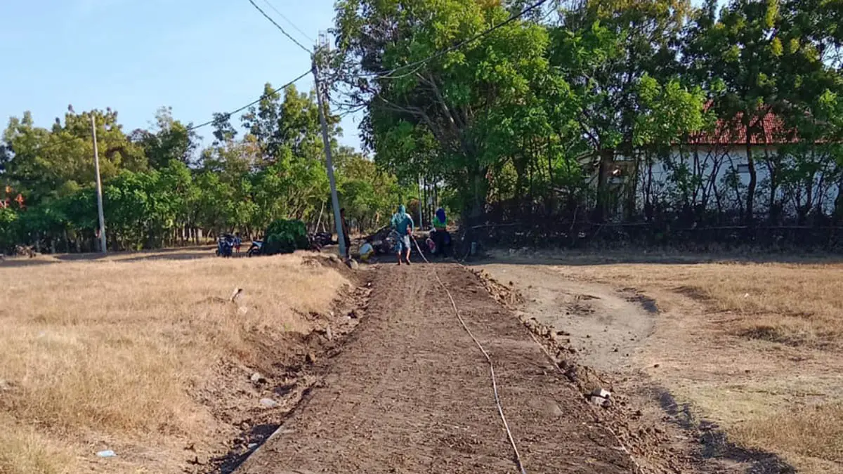DIPAVING: Perbaikan jalan di Dusun Waru. Jalan ini menjadi jalan usaha tani bagi masyarakat di Desa Watuprapat. (Foto: Pemdes Watuprapat for Jawa Pos Radar Bromo)

