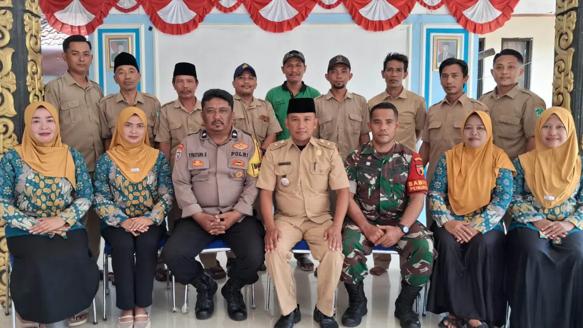 DIRATAKAN: Proses pemasangan PJU solar cell di jalan menuju laut di Desa Penunggul. (Foto : Fuad Alyzen Jawa Pos Radar Bromo)