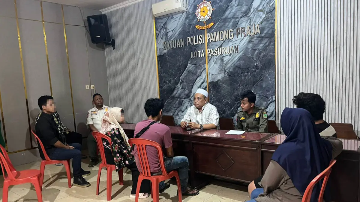 DISIDANG: Kedua pelaku beserta keluarga saat memberi keterangan kepada petugas. (Foto: Satpol PP Kota Pasuruan for Jawa Pos Radar Bromo)
