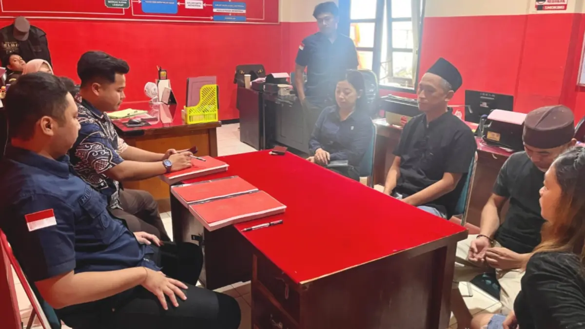 TAHAP DUA: Jaksa Penuntut Umum Kejari Kabupaten Probolinggo menerima tersangka dan barang bukti perkara pencurian dengan pemberatan yang menimpa WNA asal Thailand di kawasan wisata Gunung Bromo. (Foto : Kejari Kabupaten Probolinggo for Jawa Pos Radar Bromo)