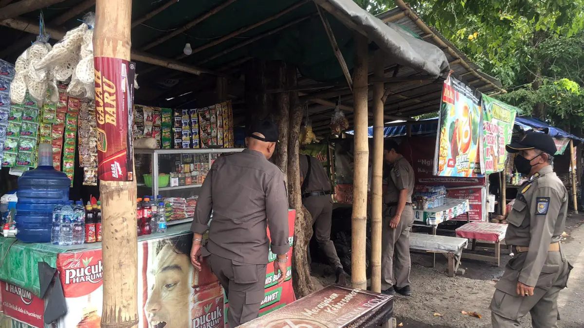 HALAU: Satpol PP Kota Probolinggo kembali lakukan penghalauan pada sejumlah pedagang di Jalan Raya Bromo, Kelurahan Triwung Lor, Kecamatan Kademangan, Senin (27/4). (Inneke Agustin/ Radar Bromo) 