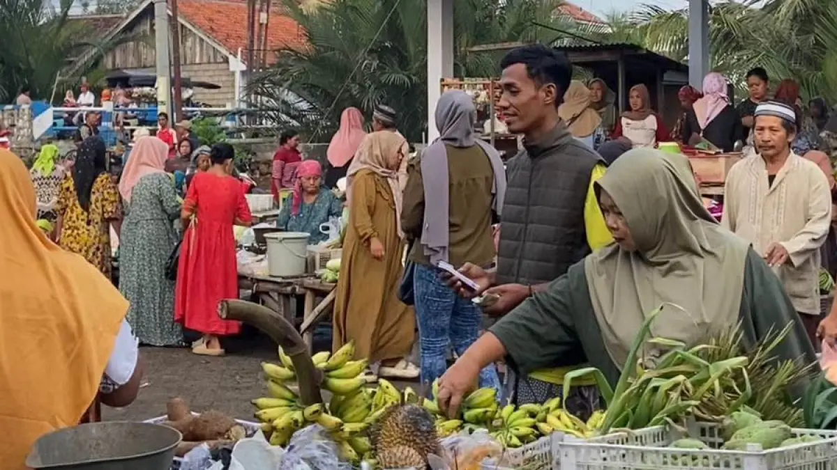 KIOS LEBIH BANYAK: Pasar Desa Mlaten yang direhab tahun lalu dan setelah itu jumlah pedagang yang berjualan makin banyak. (Foto: Fahrizal Firmani/Jawa Pos Radar Bromo)