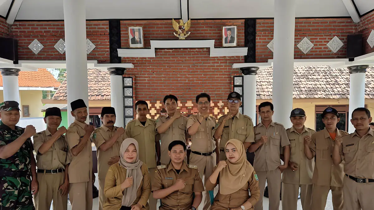 KOMPAK: Jajaran perangkat Desa Sumberanyar bersama Babinsa. Nampak Kades Safiudin (duduk di tengah). (Foto : Fuad Alyzen Jawa Pos Radar Bromo)