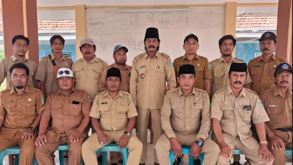 LAYANI MASYARAKAT: Jajaran Perangkat Desa Watuprapat yang selalu kompak. Nampak di tengah Kades Watuprapat Mariyono. (Foto: Pemdes Watuprapat for Jawa Pos Radar Bromo)