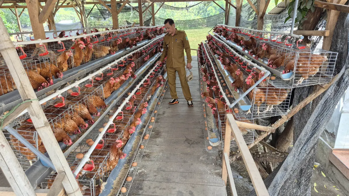 MELAYANI MASYARAKAT: Jajaran Pemerintah Desa Mlaten. Nampak Kades Muhammad Abdillah (tengah duduk depan bersama perangkat desa). (Foto: Fahrizal Firmani/Jawa Pos Radar Bromo)