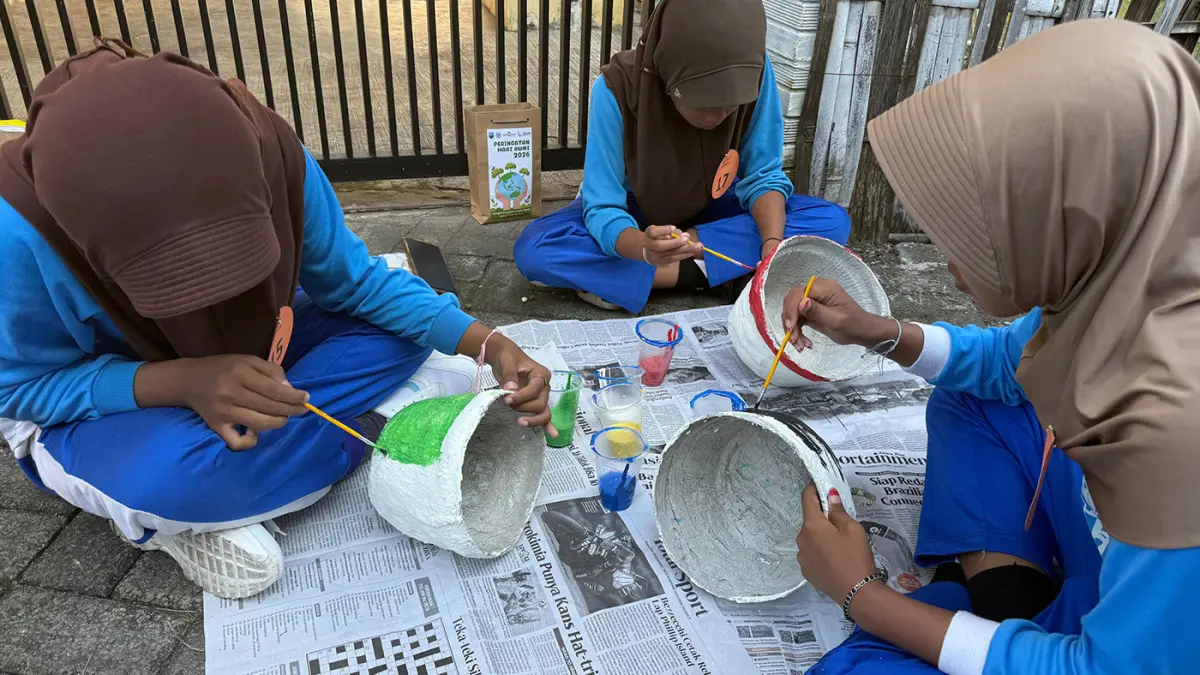 MELUKIS : Para peserta Lomba Melukis Repot menggunakan media pot bekas dari popok (pempers) di Desa Binor, Kecamatan Paiton, Kabupaten Probolinggo.