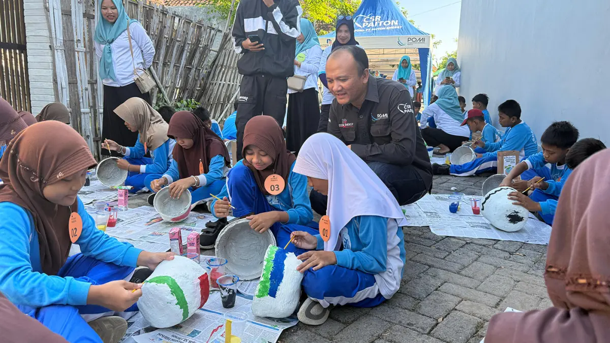 MELUKIS : Para peserta Lomba Melukis Repot menggunakan media pot bekas dari popok (pempers) di Desa Binor, Kecamatan Paiton, Kabupaten Probolinggo.