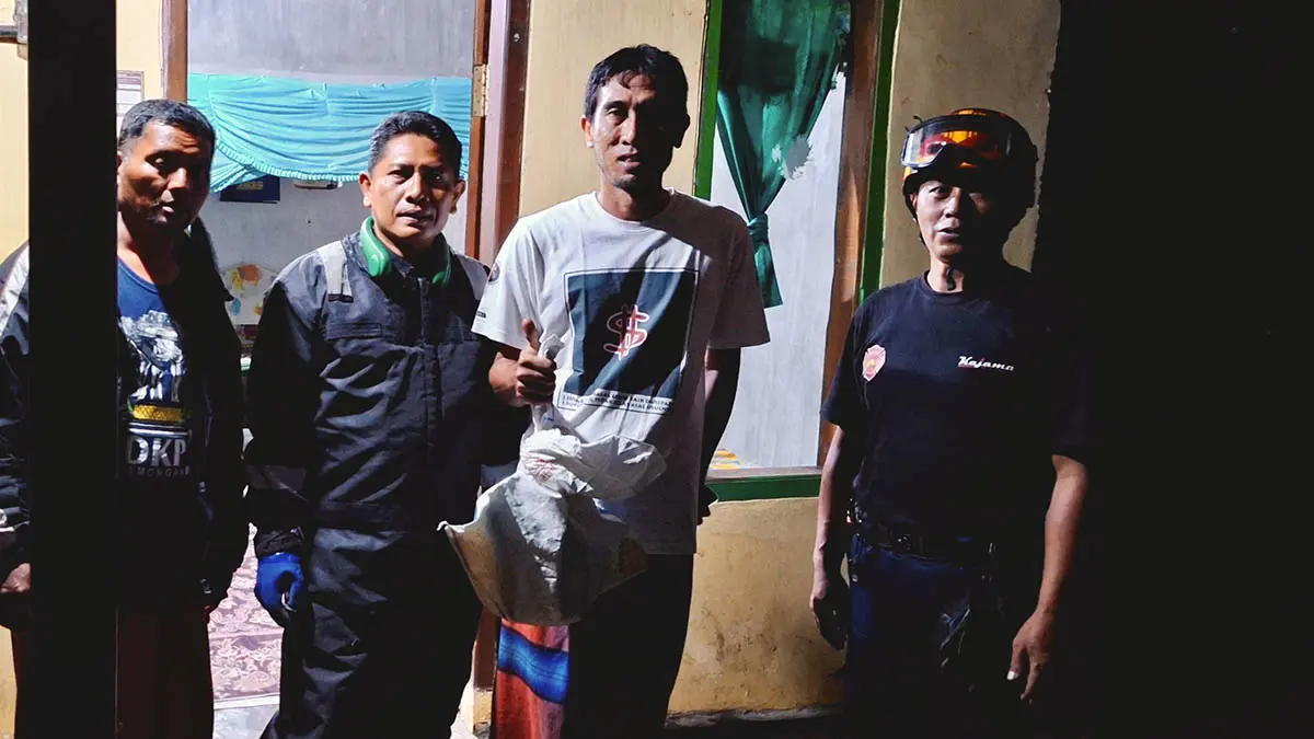 MERESAHKAN: Damkar Unit Condong mengevakuasi sarang tawon vespa dari rumah Paimi, warga Desa Jurangjero, Kecamatan Gading. (Foto : Damkar for Jawa Pos Radar Bromo)