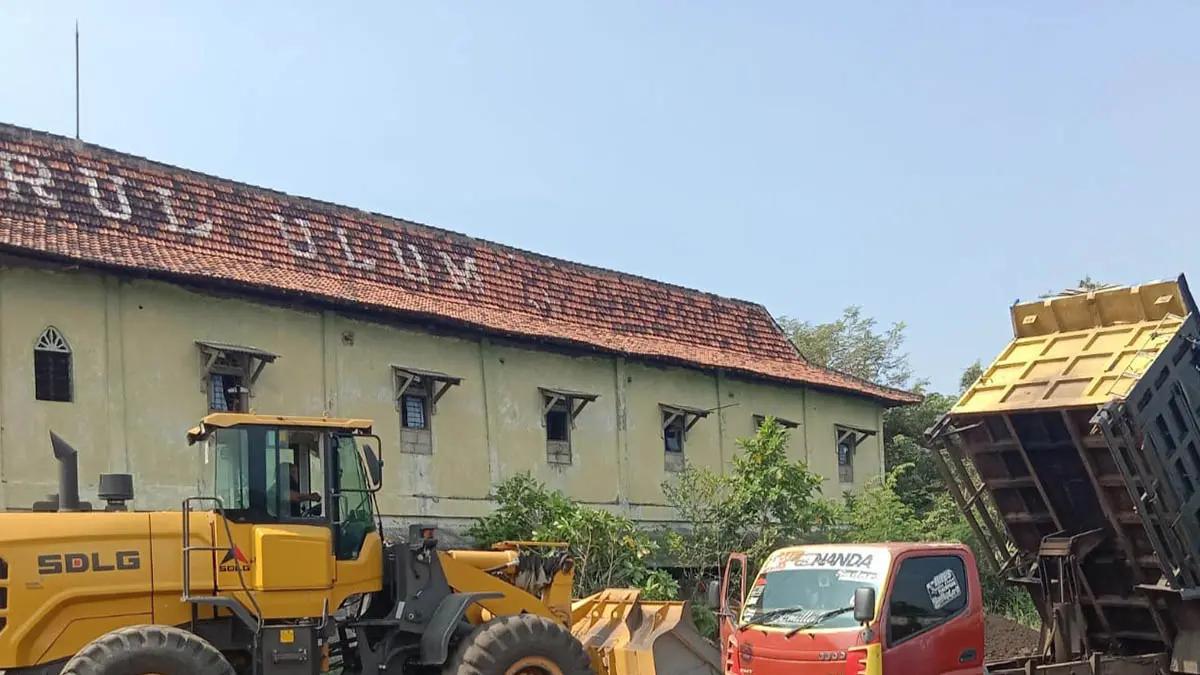 PENUNJANG: Rencana pembangunan lapangan mini soccer dan kolam renang di Desa Sumberanyar. Tempat ini dikonsep menjadi kawasan pasar wisata. (Foto : Fuad Alyzen Jawa Pos Radar Bromo)