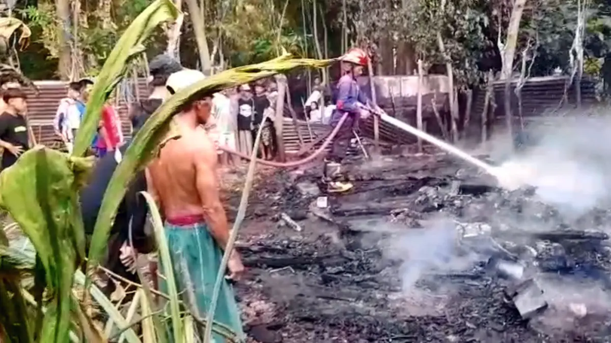 Petugas Damkar Kabupaten Probolinggo melakukan pendinginan usai memadamkan api yang membakar habis kandang milik Johari di Dusun Masjid, Desa Alassumur Kulon, Kraksaan, Kabupaten Probolinggo, Minggu (26/4) sore.