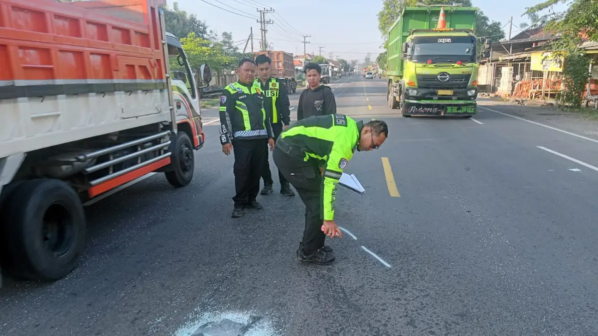 Petugas saat melakukan olah TKP kecelakaan maut di Leces, Probolinggo yang menelan 1 korban jiwa. 