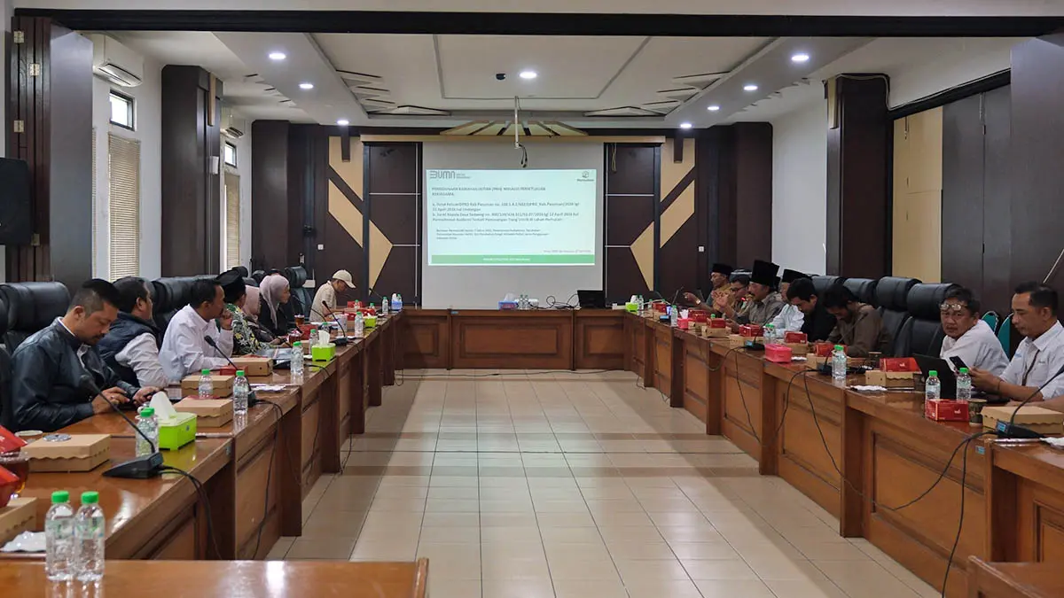 RAPAT KERJA: Hearing yang digelar DPRD Kabupaten Pasuruan dengan PLN UP3 Pasuruan, berkaitan dengan jaringan listrik di Desa Sedaeng, Kecamatan Tosari, Kabupaten Pasuruan. (Muhamad Busthomi/Radar Bromo)