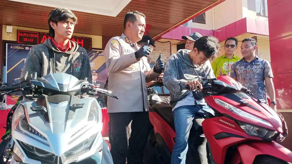 SEMRINGAH: Abdul Aziz, 26. mengecek motor Honda Vario merah yang dirampas dua pria tak dikenal di Jalan Cokroaminoto, Sabtu (11/4) silam. (Agus Faiz Musleh/ Radar Bromo)