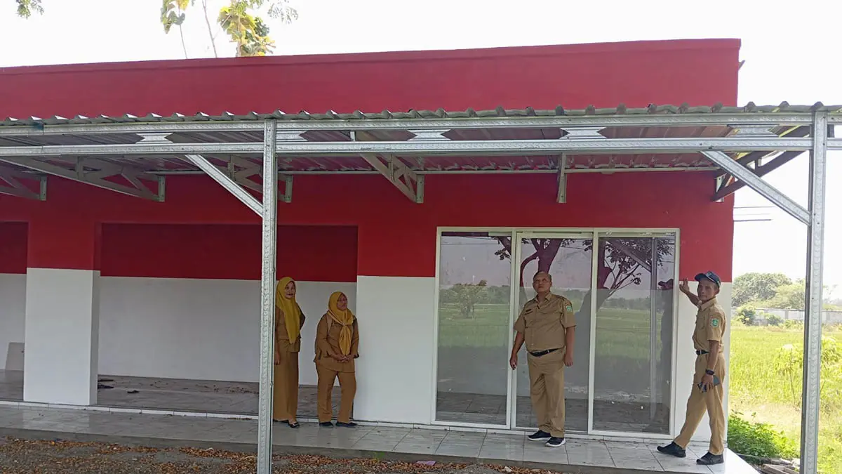 SUDAH JADI: Kios di Dusun Sumurwaru Timur yang jumlahnya ada 12 unit. Kios ini akan menjadi cikal bakal pasar wisata. (Foto : Fuad Alyzen Jawa Pos Radar Bromo)

