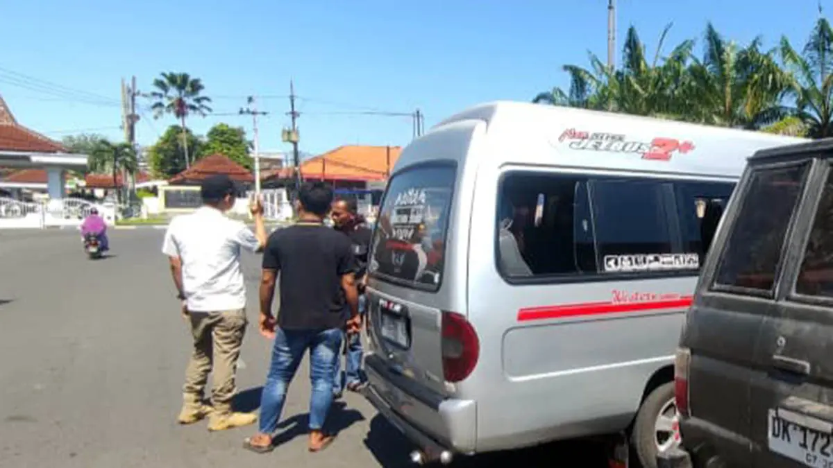 TEGANG: Ketegangan yang terjadi saat petugas Satpol PP Kota Pasuruan hendak menertibkan mobil yang parkir di tempat terlarang. (Satpol PP Kota Pasuruan for Radar Bromo)