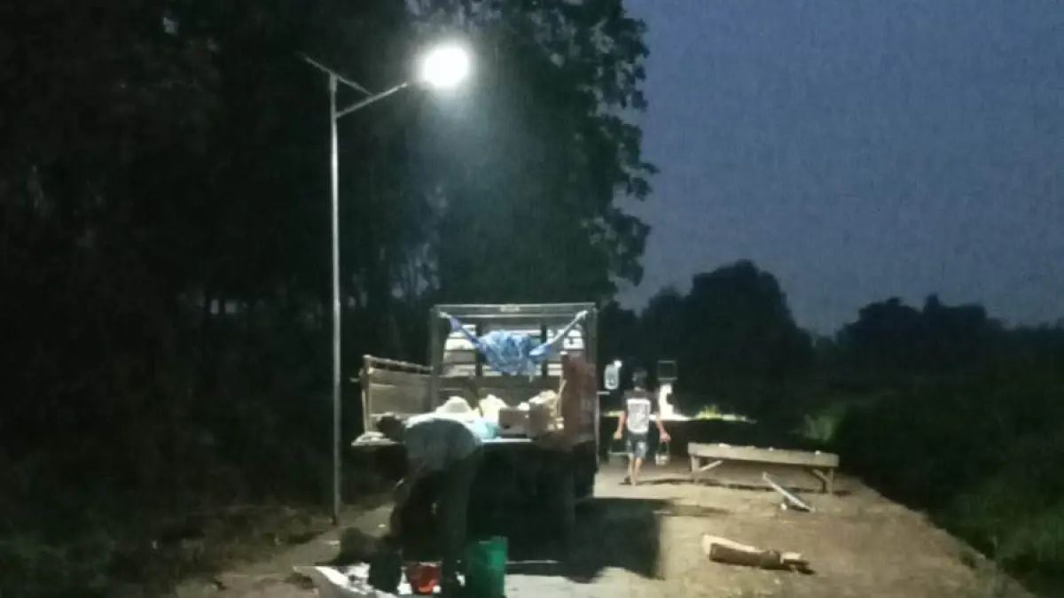 TERANG: Jalan menuju dermaga untuk tempat nelayan melaut yang kini sudah terpasang penerangan jalan umum. Penerangan ini memakai solar cell. (Foto : Fuad Alyzen Jawa Pos Radar Bromo)