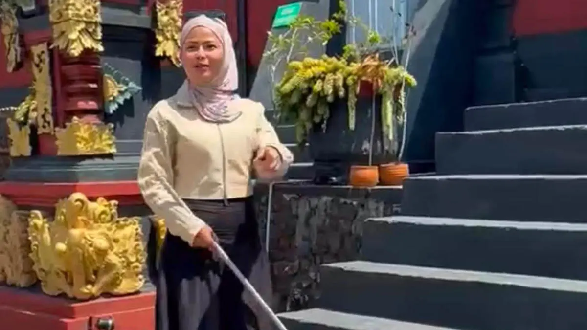 TURUN LANGSUNG: Wakil Ketua DPRD Kabupaten Pasuruan, Adinda Denisa terlibat dalam kegiatan bersih-bersih di pura. 