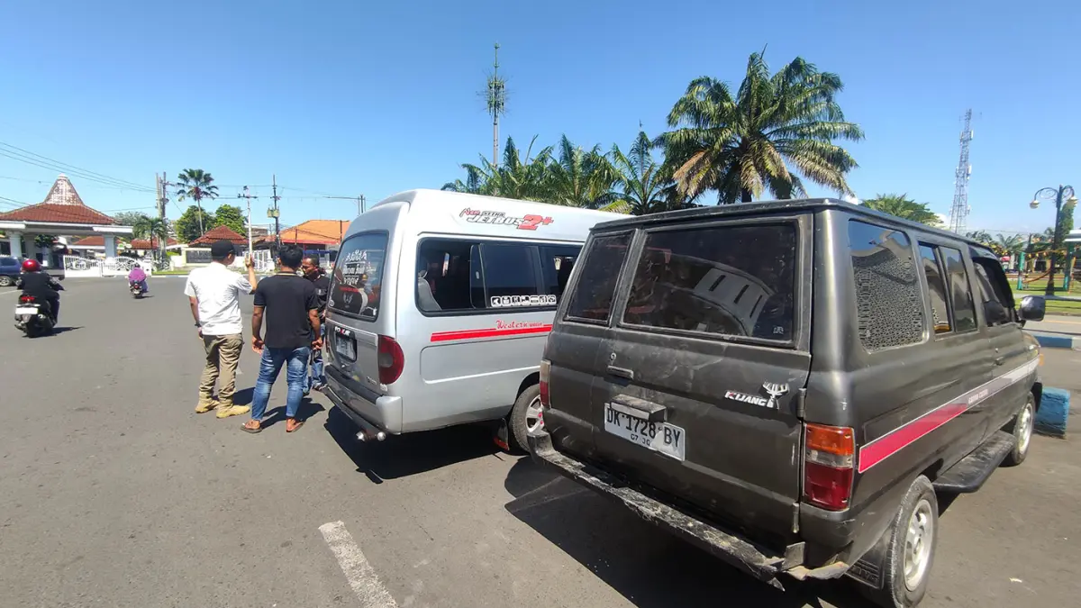 ADU MULUT: Sopir minibus saat adu mulut dengan petugas Satpol PP. 