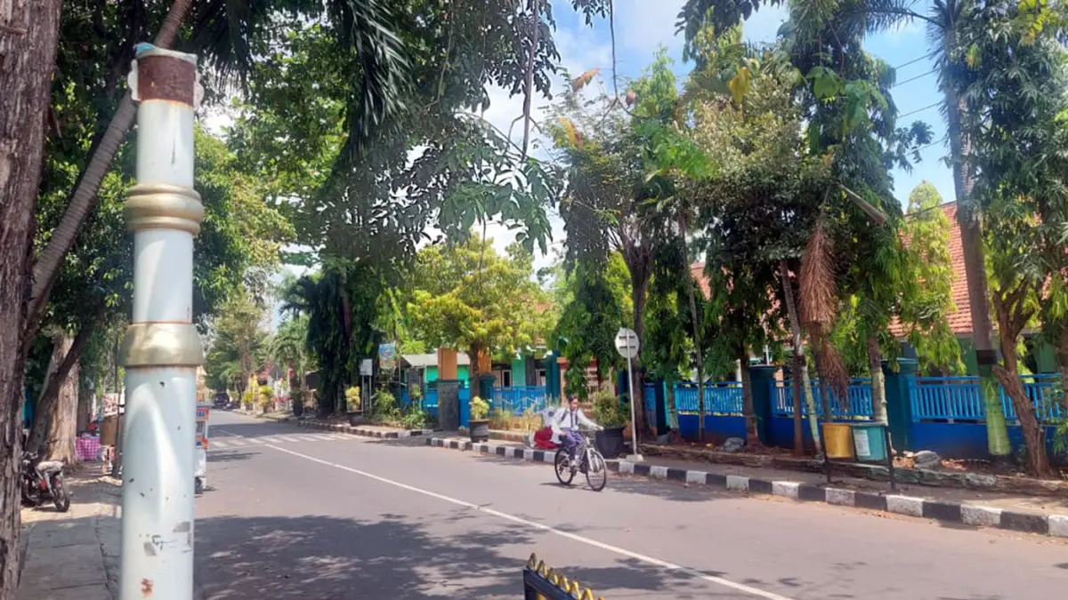 AMBLAS: Tiang papan nama Jalan dr. Moh. Saleh, Kota Probolinggo, menyisakan tiangnya. Papan nama terbuat dari pelat besi raib. Kepala Dinas PUPR-PKP Kota Probolinggo Setyorini Sayekti melapor ke Polres Probolinggo Kota. (Arif Mashudi/ Radar Bromo)