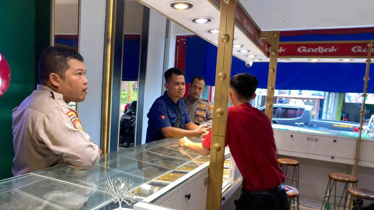 CEK TKP: Sejumlah anggota Polres Pasuruan Kota mendatangi salah satu toko emas di Kecamatan Gondangwetan, Kabupaten Pasuruan, yang nyaris menjadi korban pencurian. (POLRES PASURUAN KOTA FOR JAWA POS RADAR BROMO)