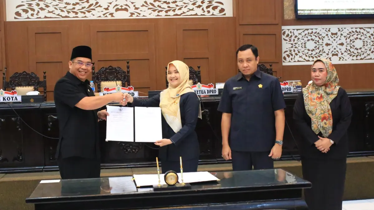 Ketua DPRD Kota Probolinggo Hj. Dwi Laksmi Syntha Kusumawardhani menyerahkan dokumen rekomendasi DPRD terhadap LKPj Wali Kota Probolinggo Tahun 2025 kepada Wali Kota Probolinggo dr. Aminuddin usai Rapat Paripurna, Senin (27/4). (ARIF MASHUDI/JAWA POS RADAR BROMO)