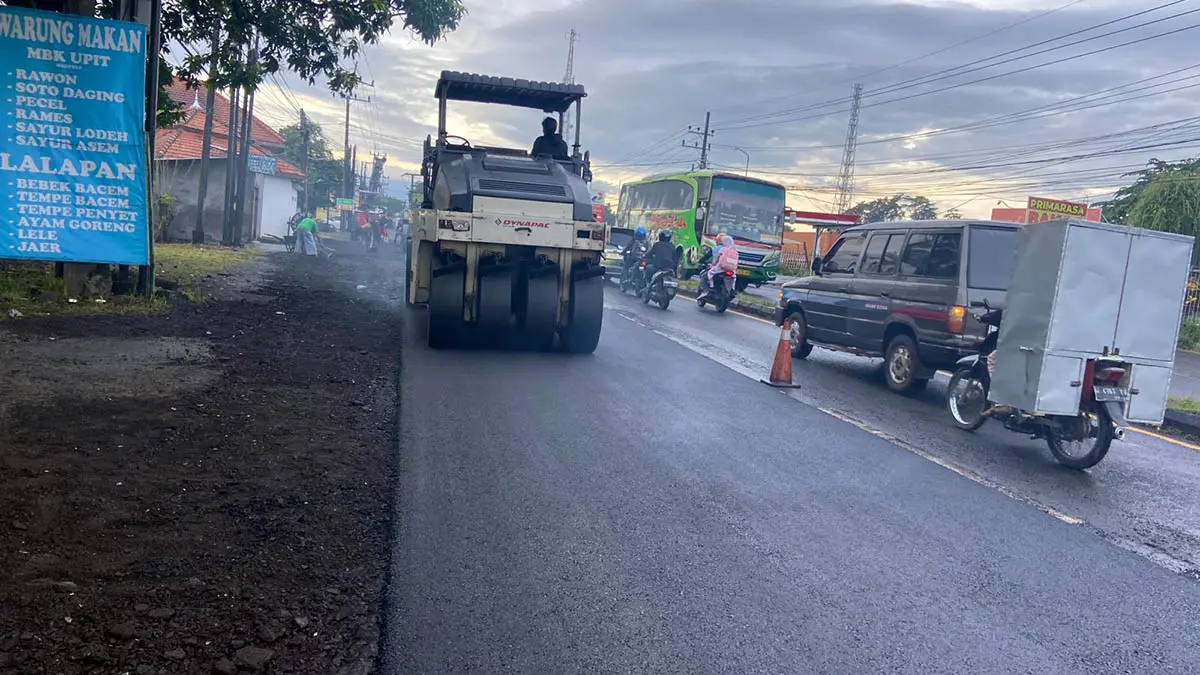 PERBAIKAN: Jalan Surabaya-Malang di wilayah Purwosari yang tengah dibenahi oleh BBPJN Jatim Bali. Perbaikan ini dilakukan, untuk kenyamanan pengguna jalan. (Rizal Syatori/Radar Bromo)