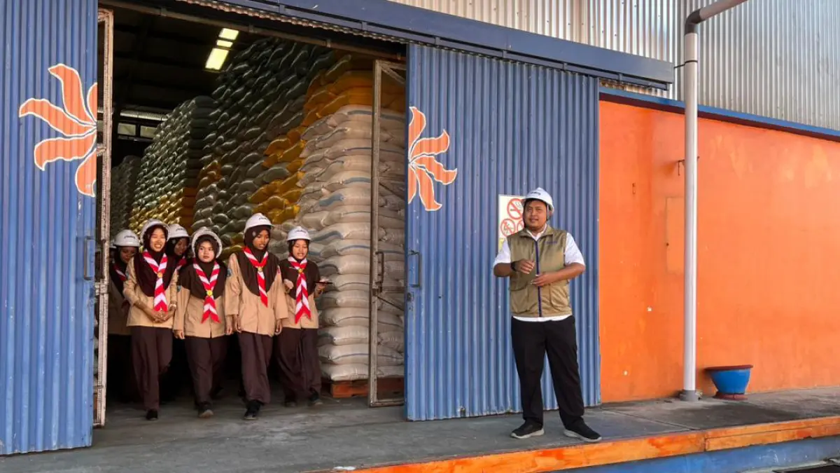 STOK AMAN: Salah satu Gudang Bulog Probolinggo dipenuhi gabah dan beras hasil serapan dari petani. (ARIF MASHUDI/JAWA POS RADAR BROMO)