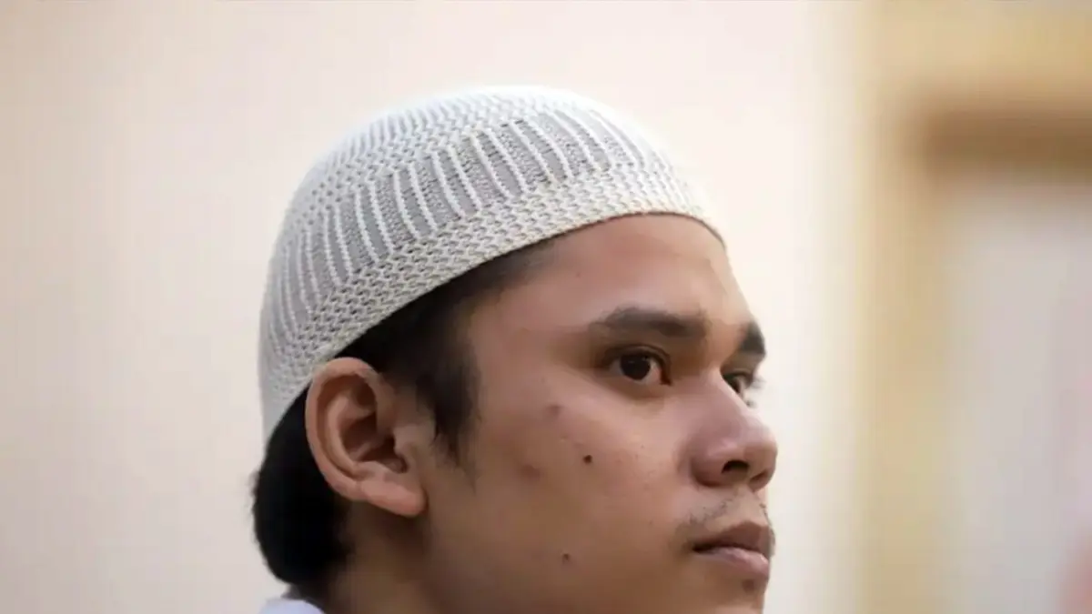 Terdakwa pembunuhan disertai mutilasi, Alvi Maulana, saat mendengarkan vonis seumur hidup yang dijatuhkan majelis hakim Pengadilan Negeri Mojokerto, Senin (27/4). (Sofan JPRM)