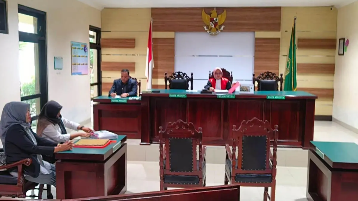 TERTUNDA: Sidang praperadilan TPPU yang diajukan Kasnadi alias Guplek dengan Polres Pasuruan sebagai termohon harus tertunda. (Muhamad Busthomi/Radar Bromo)
