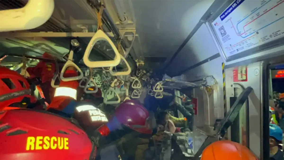 Tim Rescue saat mengevakuasi korban penumpang KRL usai tertabrak KA Argo Bromo Anggrek, Senin malam (27/4). 