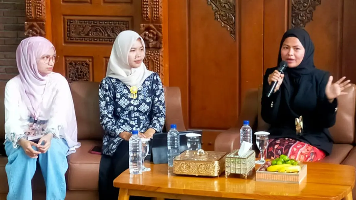 WANITA: Suasana talk show Jawara bersama Wakil Ketua DPRD Adinda Denisa Minggu (26/4) di Remen Café & Resto Pandaan. (Iwan Andrik/ Radar Bromo)