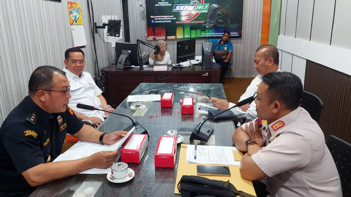 BERI EDUKASI: Wali Kota Probolinggo dr. H. Aminuddin, Sp.OG., Subsp.K.Obginsos., M.Kes. hadir sebagai narasumber, dalam talkshow on air di LPPL Radio Suara Kota 101,7 FM dengan tema Kampanye Peredaran Rokok Ilegal. Hadir pula Pj Sekda Kota Probolinggo Dr. Rey Suwigtyo S. Sos., M. Si, Kasie Humas Bea Cukai Probolinggo, Abdoel Rochman dan Kasatpol PP Kota, Fathur Rozi. (Arif Mashudi/ Radar Bromo)