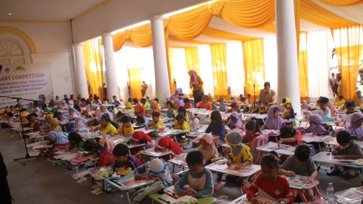 ANTUSIAS: Para peserta Lomba Mewarnai Koleksi Museum begitu antusias Selasa (28/4). Meseum Smart Competition terus berlanjut hingga Rabu-Kamis (29-30/4).
