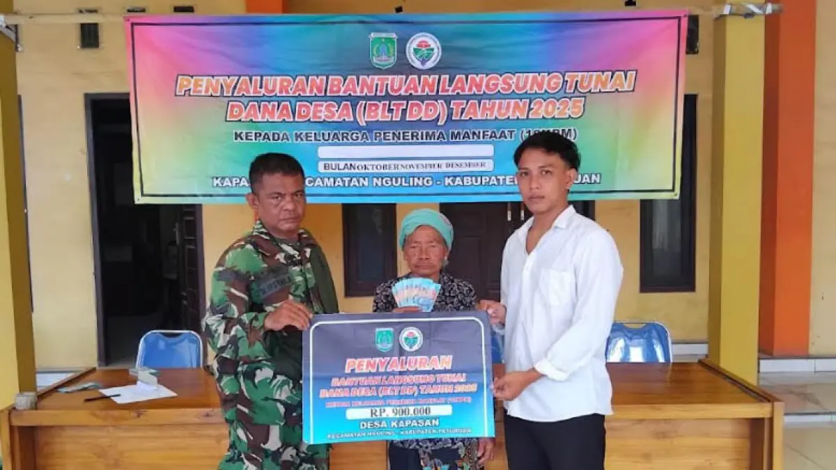 BERIKAN BANTUAN: Pemdes Kapasan saat berikan bantuan langsung tunai kepada keluarga dengan tingkat kemiskinan ekstrem. (Foto: Pemdes Kapasan for Jawa Pos Radar Bromo)