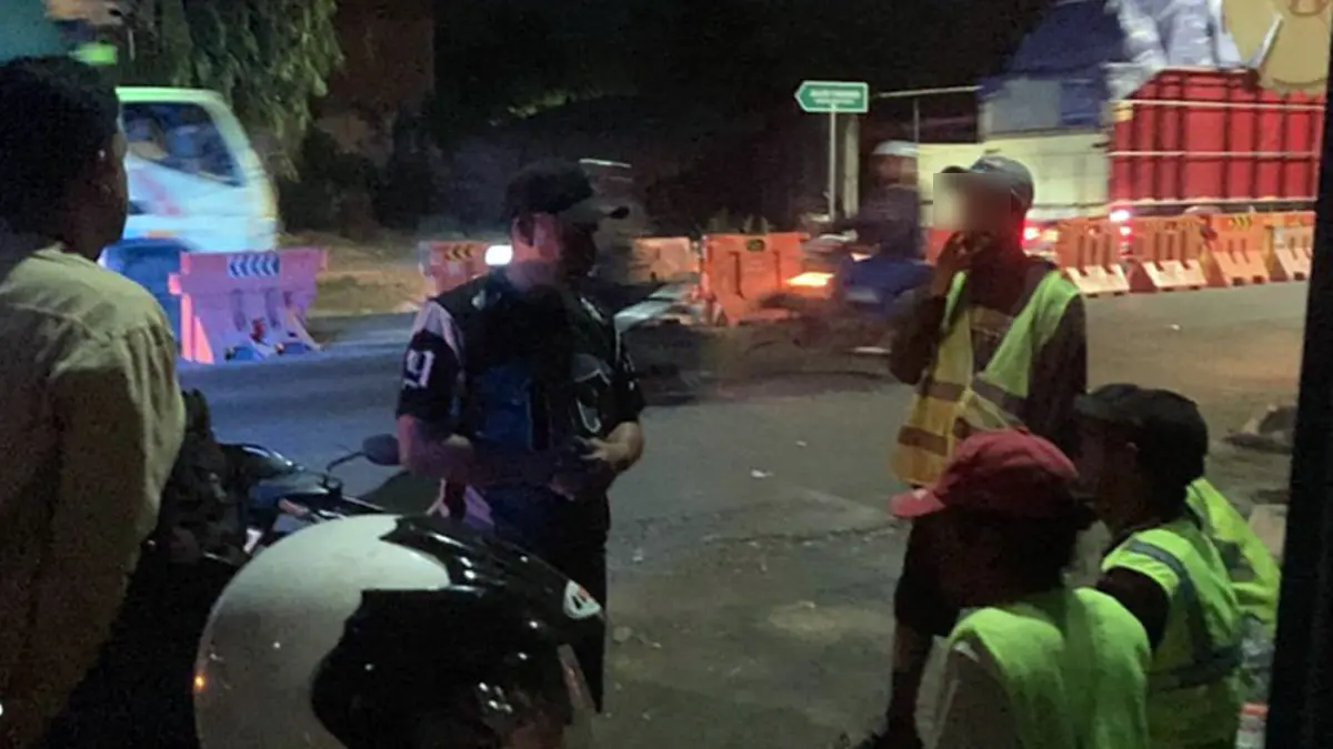 DIBINA: Petugas Polsek Bugul Kidul membina beberapa oknum warga yang diduga menyalahgunakan pengalihan arus lalu lintas dengan menarik pungli pada pengendara, Selasa (28/4) malam di sekitar Jembatan Book Wedi. 