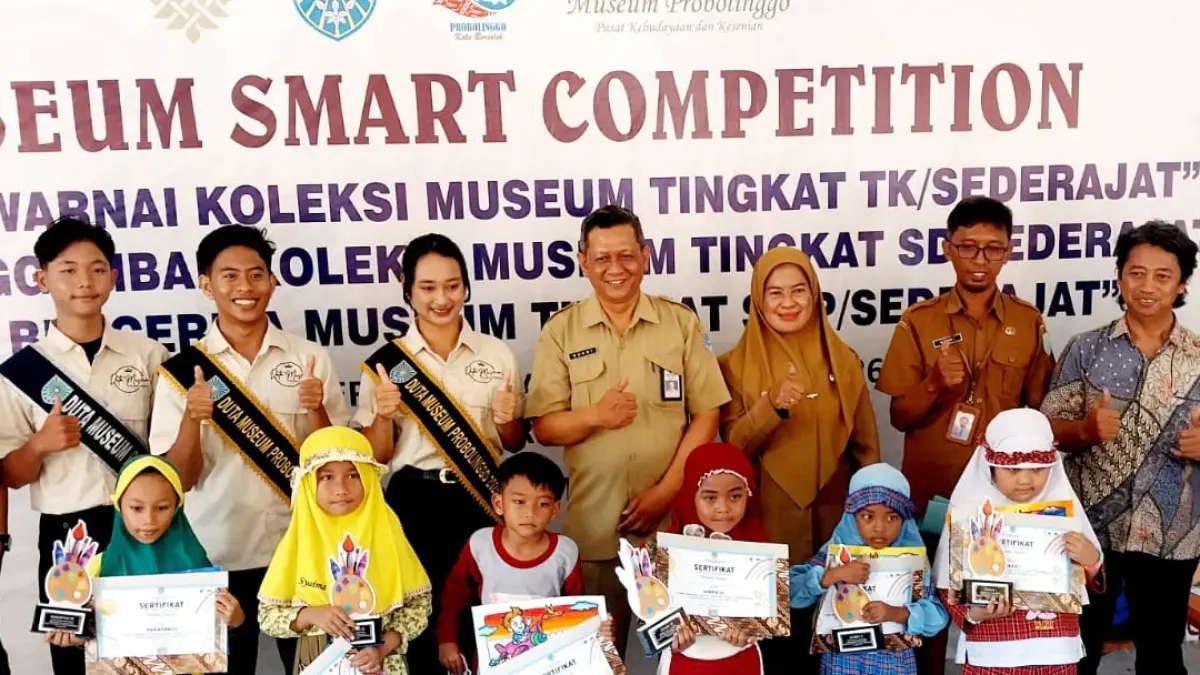 JUARA: Kabid Kebudayaan Disdikbud Kota Probolinggo Sardi, S.H. (tengah) berfoto bersama para juri dan Duta Museum usai menyerahkan piala dan piagam penghargaan kepada pemenang Lomba Mewarnai.  