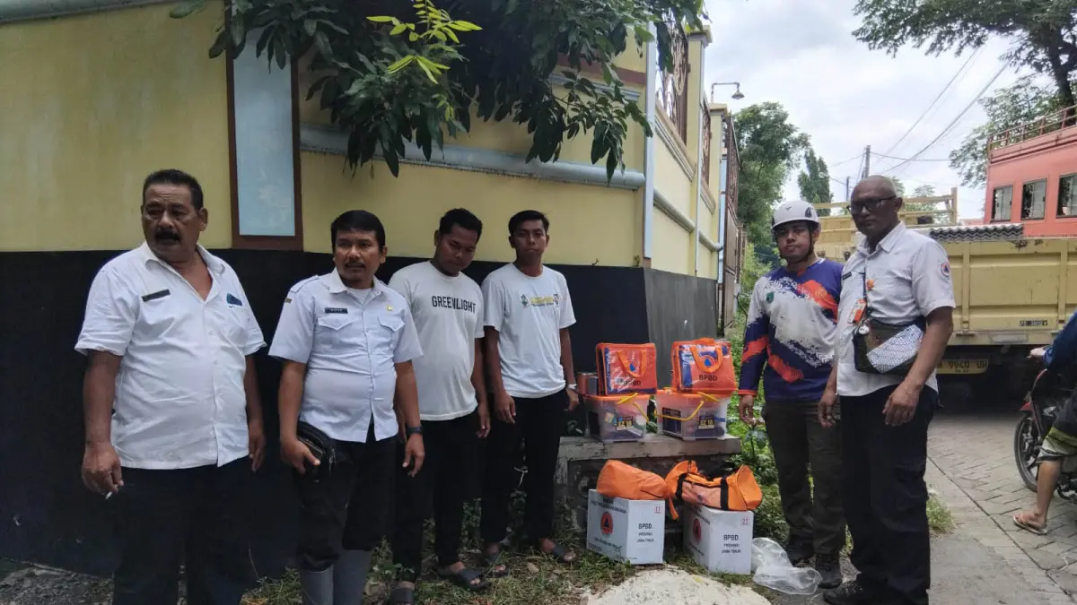 KEDARURATAN: Jajaran Pemdes Kapasan saat turun tangan membantu masyarakat korban bencana alam tahun ini. (Foto: Pemdes Kapasan for Jawa Pos Radar Bromo)