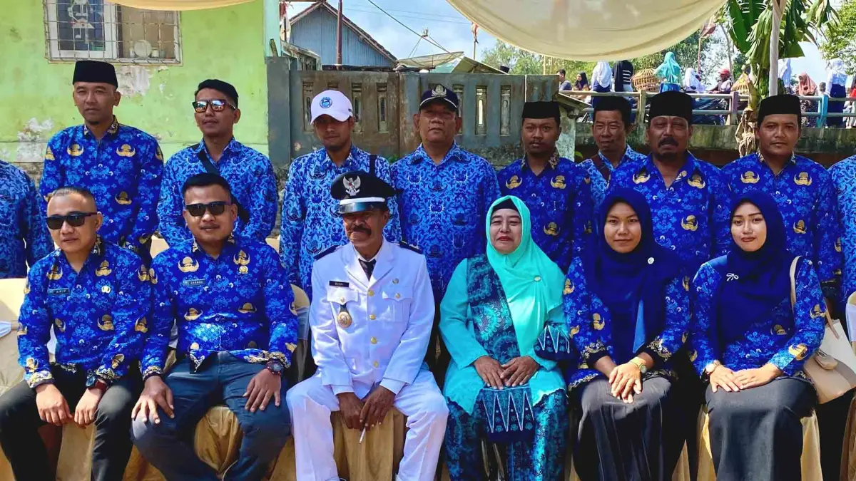 KOMPAK: Kepala Desa Wedusan Busri berfoto bersama perangkat desa. (PEMDES WEDUSAN FOR JAWA POS RADAR BROMO)