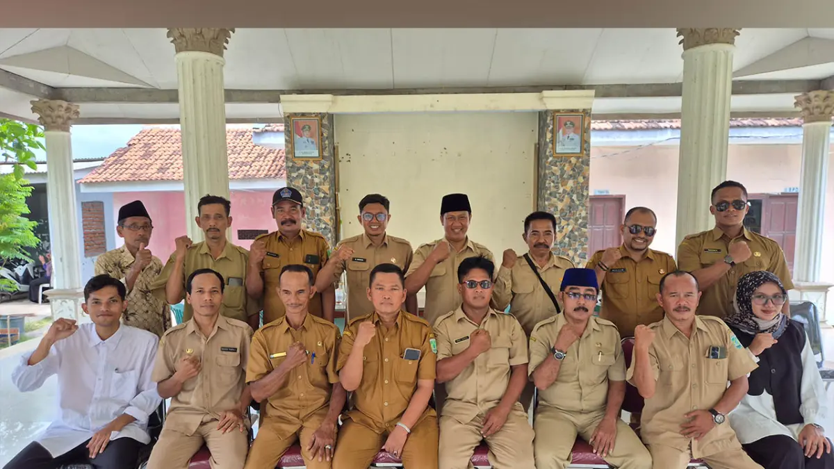 KOMPAK: Para perangkat Desa Kedawang, Kecamatan Nguling, berfoto bersama. (Foto: Fahrizal Firmani/Jawa Pos Radar Bromo)