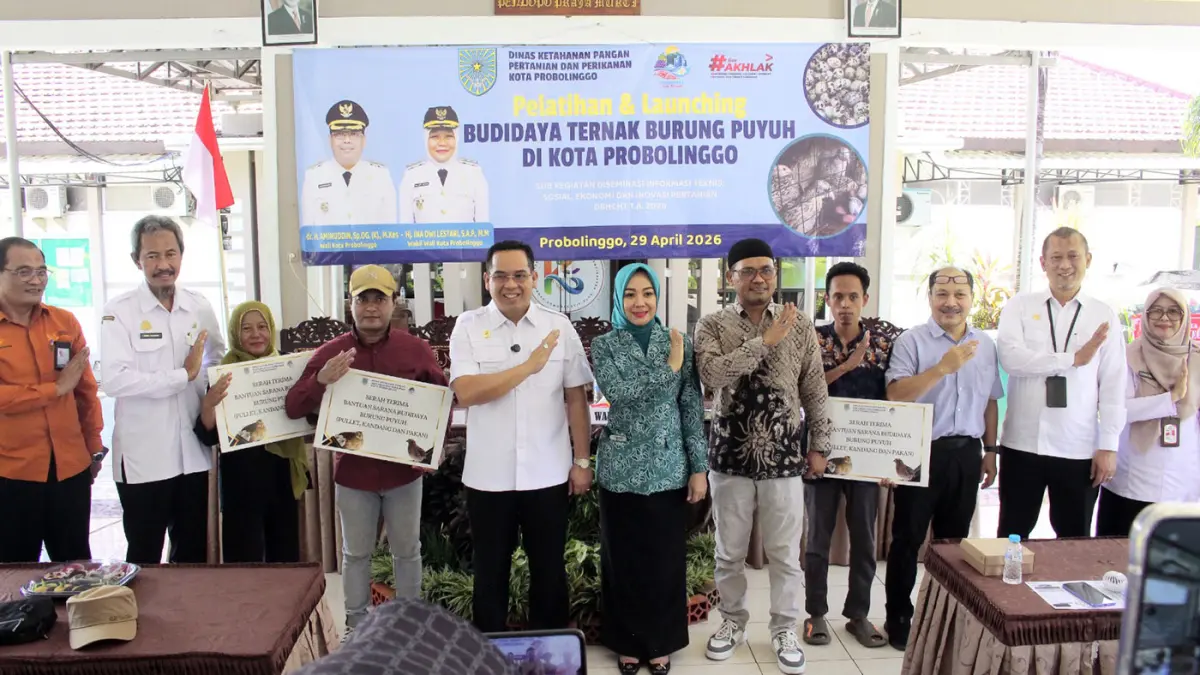 LAUNCHING: Wali Kota Probolinggo dr. Aminuddin me-launching Budi Daya Ternak Burung Puyuh ditandai dengan diserahkannya bantuan simbolis kepada keluarga penerima bantuan. 