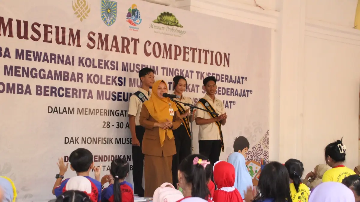 MUSEUM SMART: Kepala Disdikbud Kota Probolinggo Dr. Siti Romlah, S.Si., M.Pd. membuka Museum Smart Competition Tahun 2026 di teras Museum Probolinggo. 